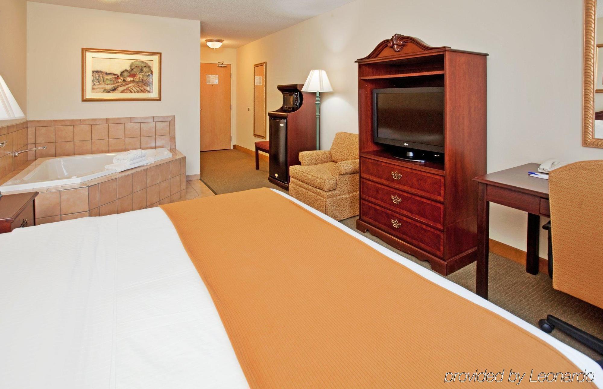 Baymont By Wyndham Fulton Hotel Екстериор снимка